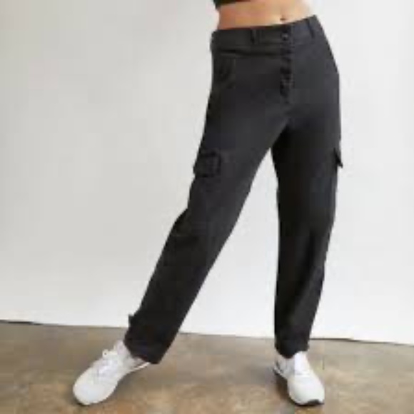 Aritzia Wilfred Free Modern Cargo Pants (Short). - Size 0 - Picture 2 of 2